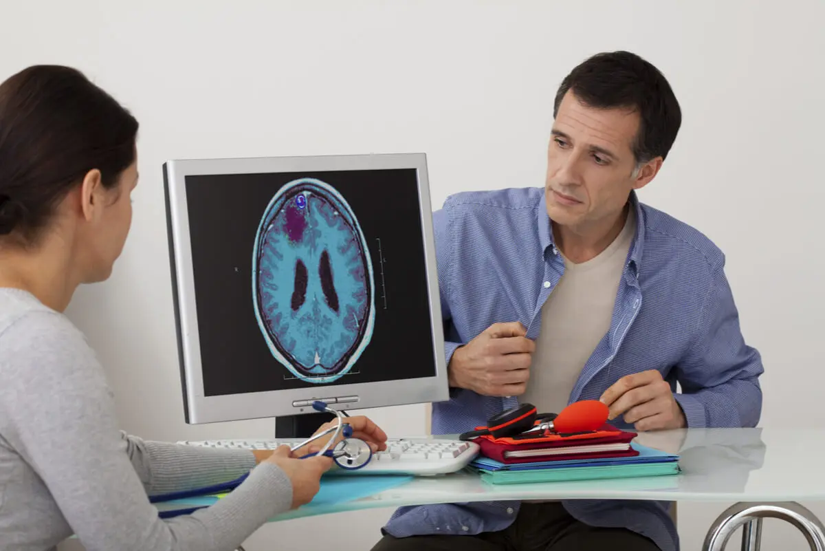 Hombre en el neurólogo