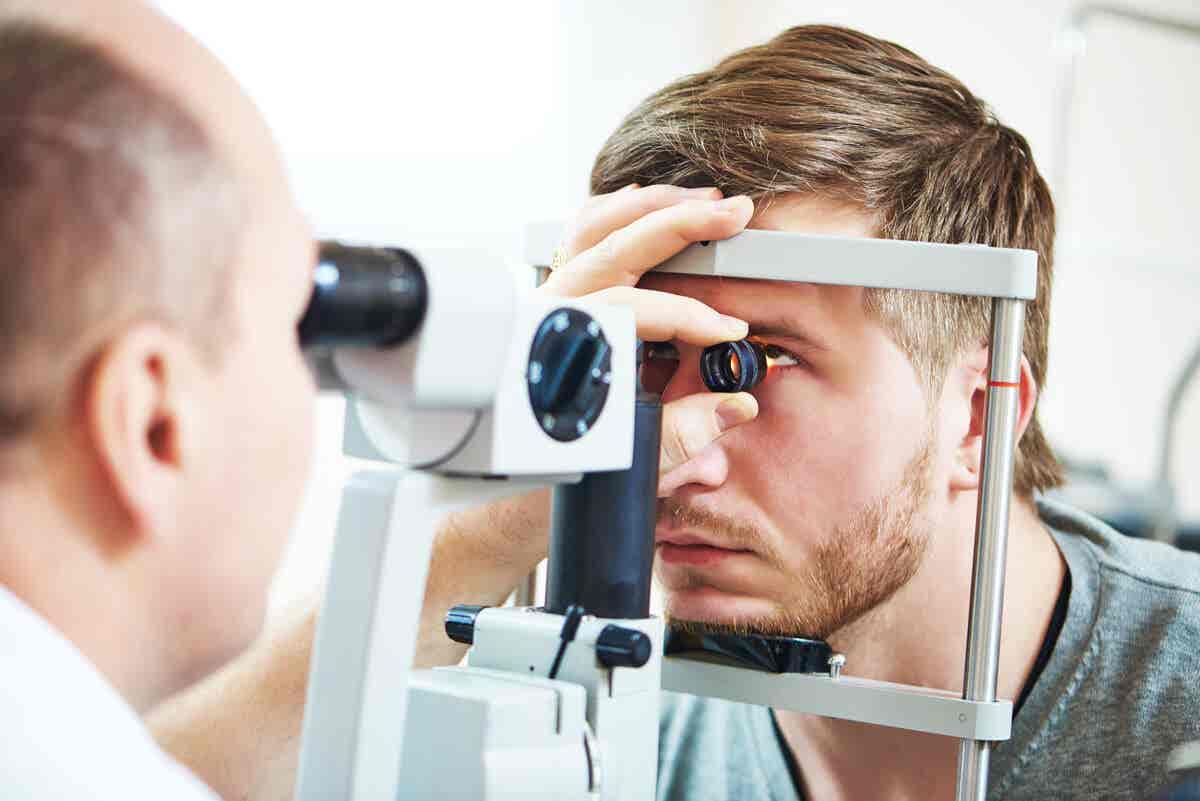 Hombre en oftalmología 