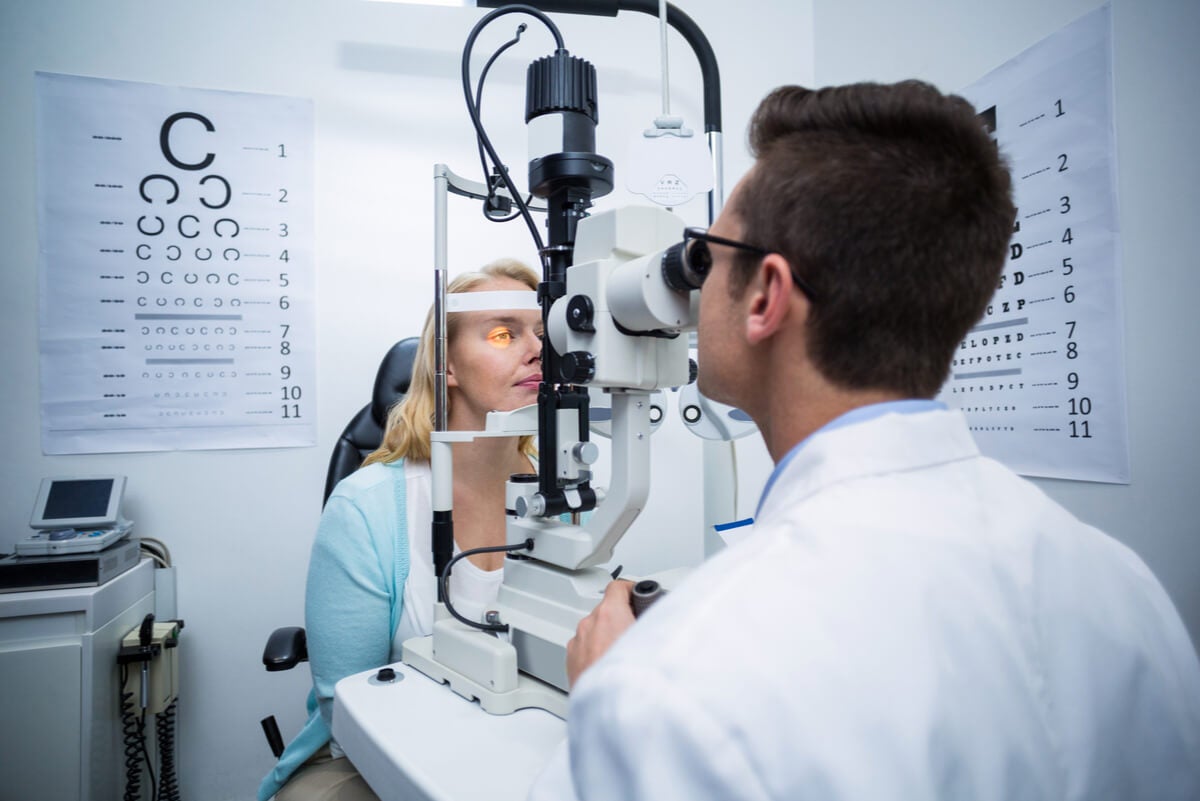 La degeneración macular asociada a la edad requiere evaluación por oftalmólogo.