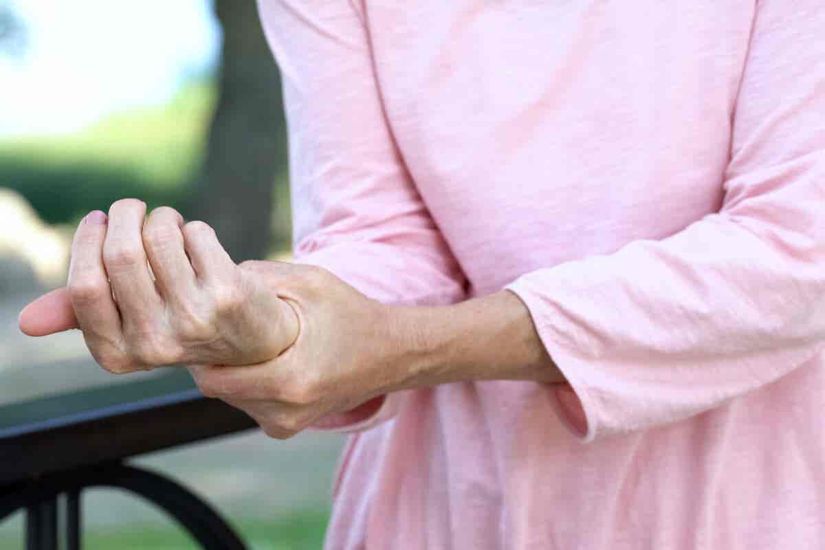 Artrosis de mano en una mujer.