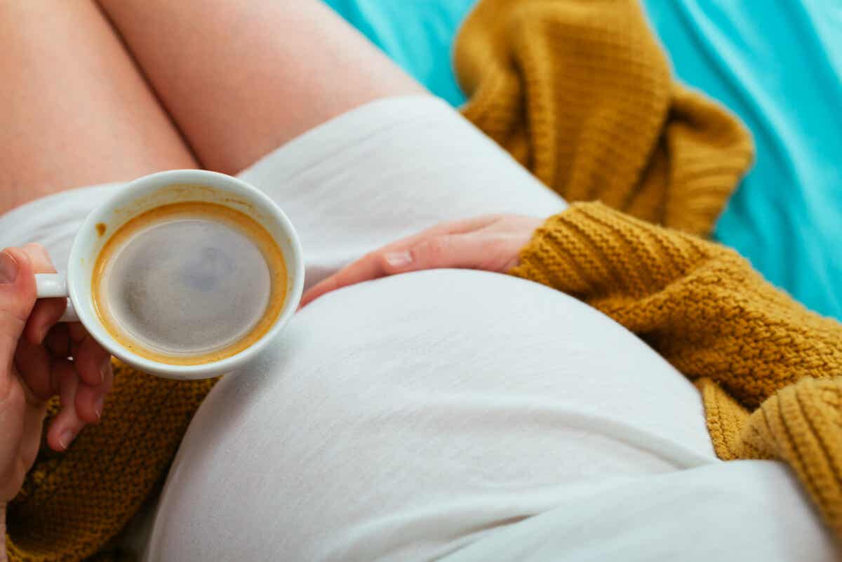Embarazada toma café.