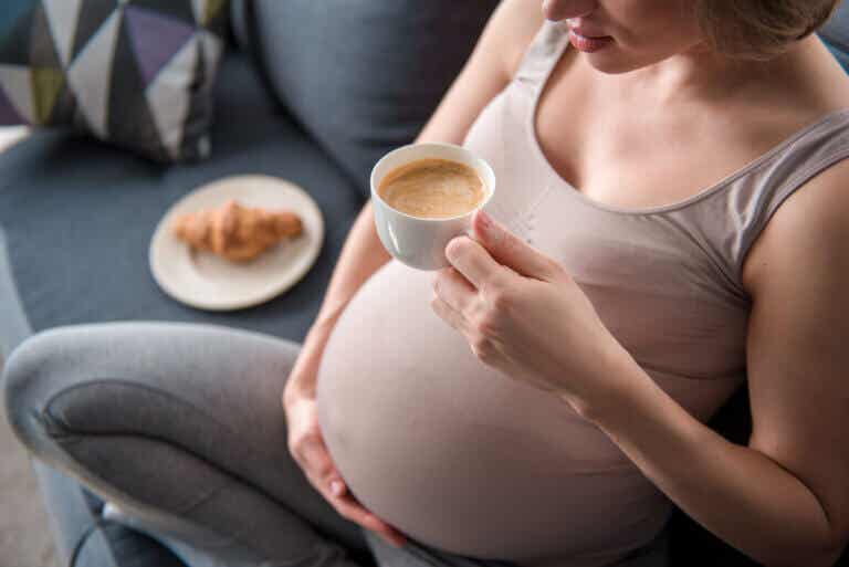 ¿Puedo tomar café descafeinado durante el embarazo?