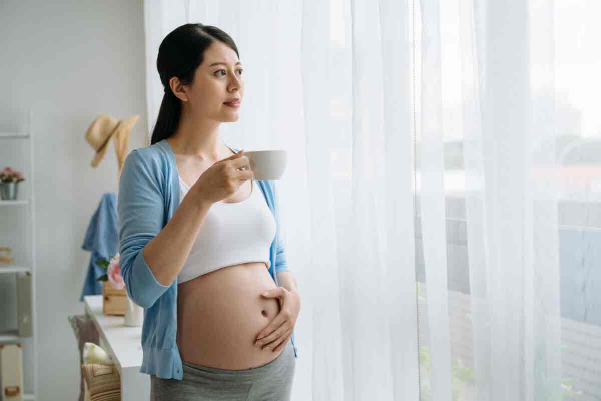 Embarazada toma café descafeinado.