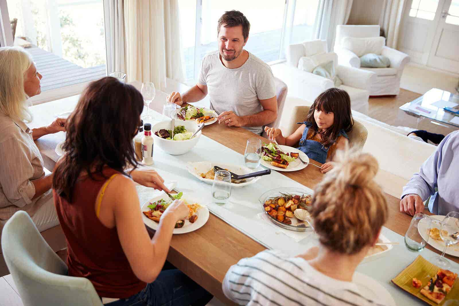 Familia cenando en la mesa para pasar más tiempo juntos.