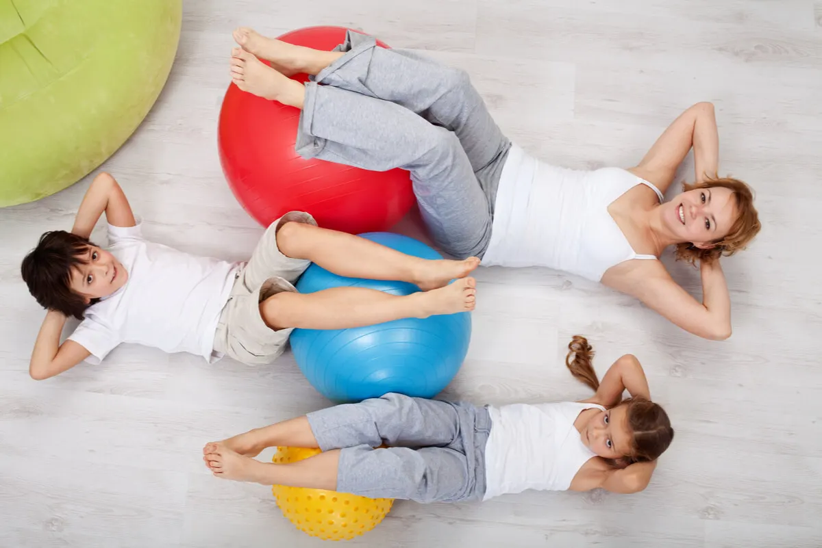 Familia realiza pilates.