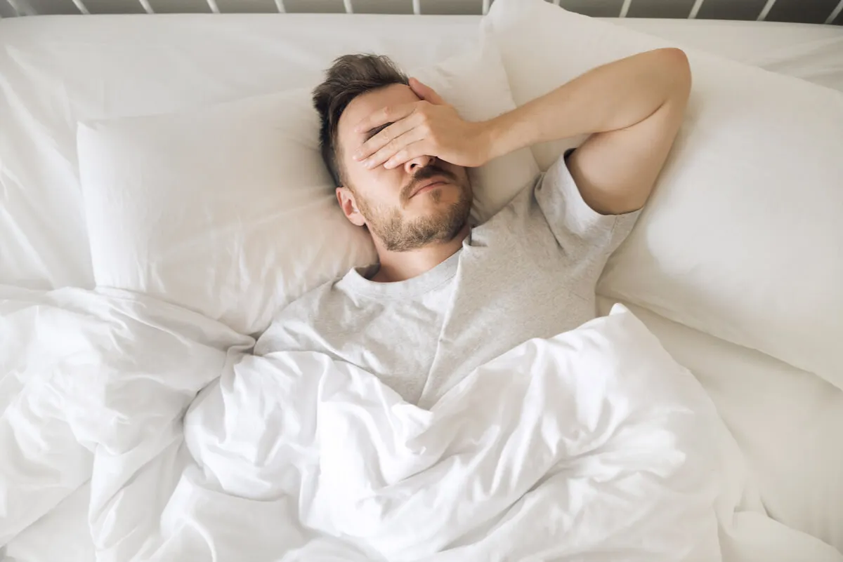 Hombre no puede dormir por dolor