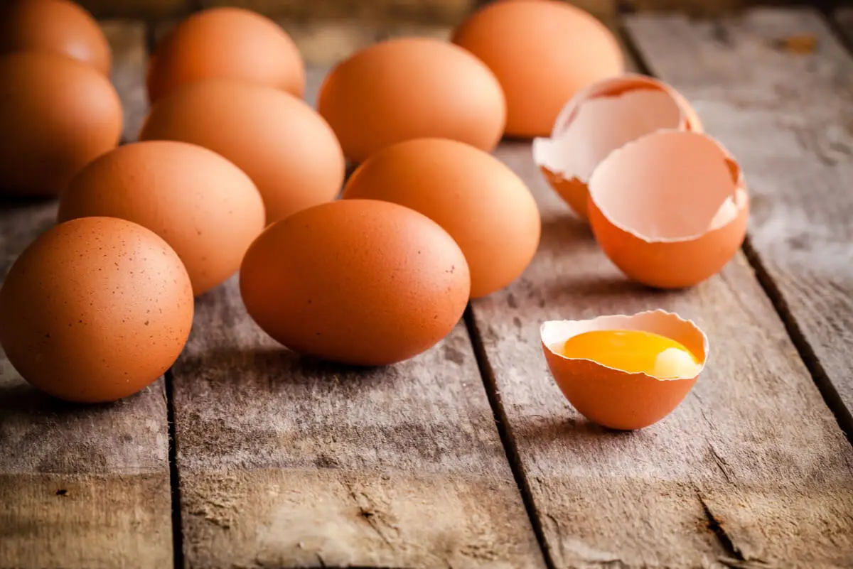 Huevos rotos y crudos.