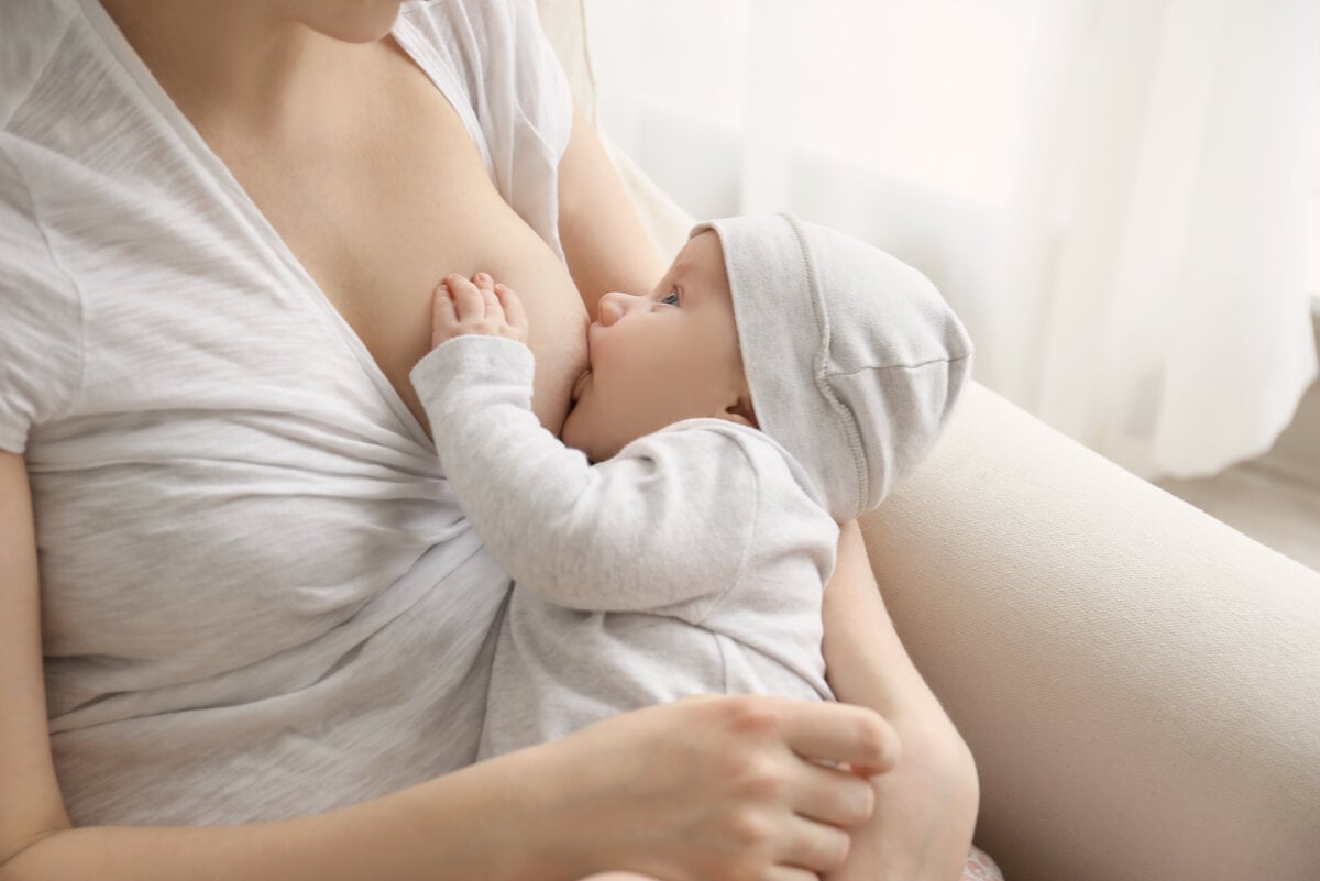Lactancia materna ante signos de hambre del bebé.