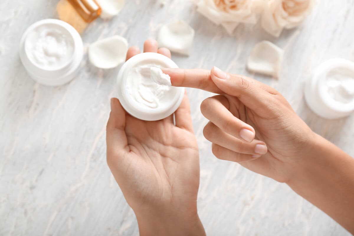 Crema con retinol para la piel.