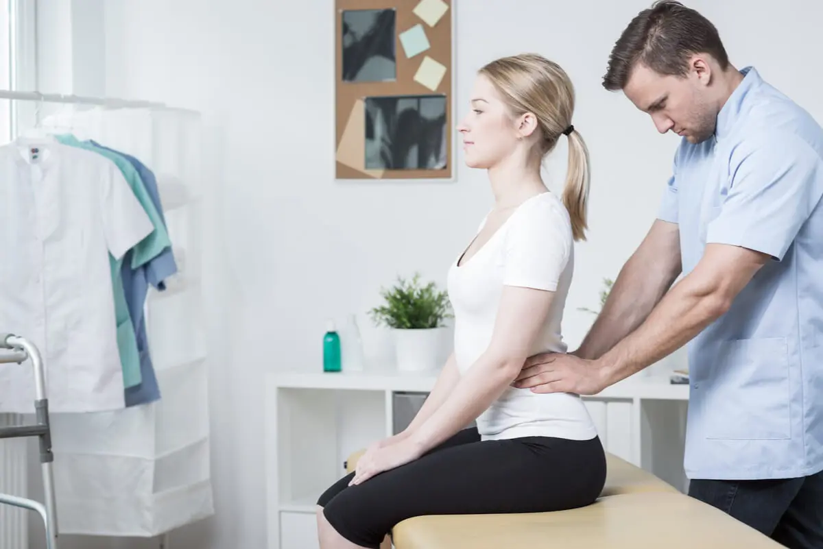 Consulta médica por lumbalgia.