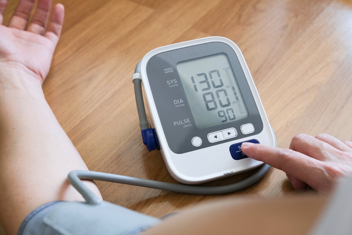Medidor de presión arterial como examen de rutina para adultos mayores.