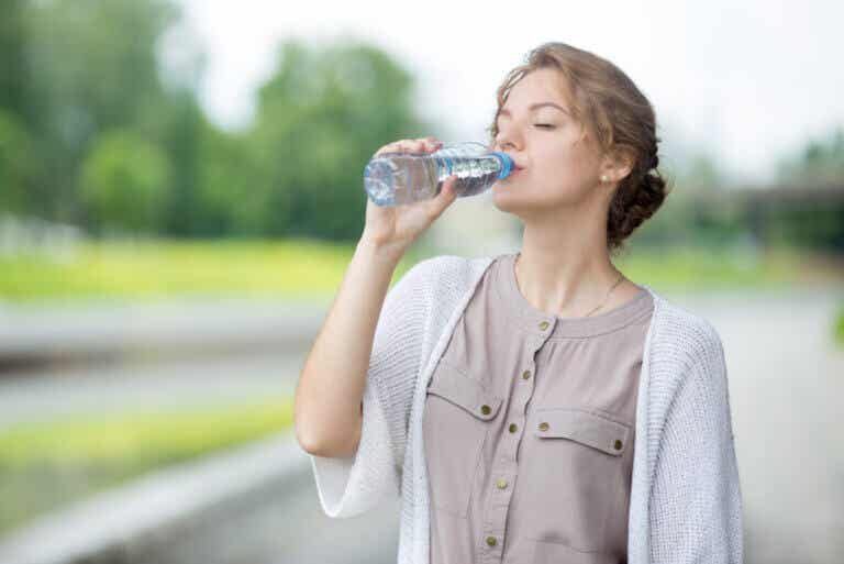 ¿Qué pasa en tu cuerpo cuando tomas agua en ayunas?