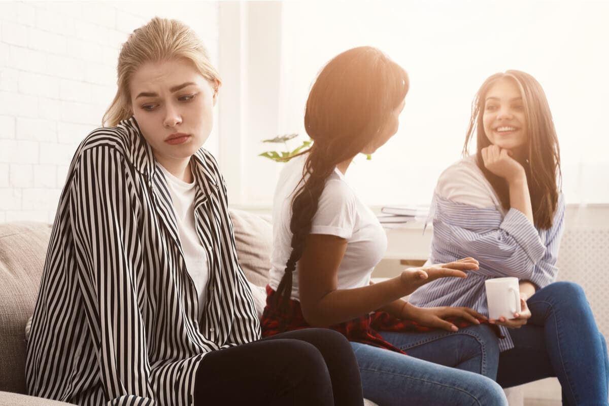 Femme antisociale avec un besoin d'approbation.