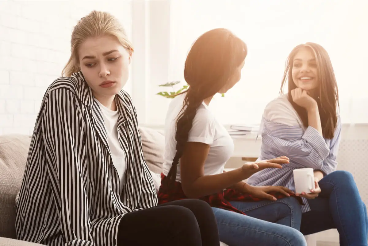 Femme antisociale avec un besoin d'approbation.