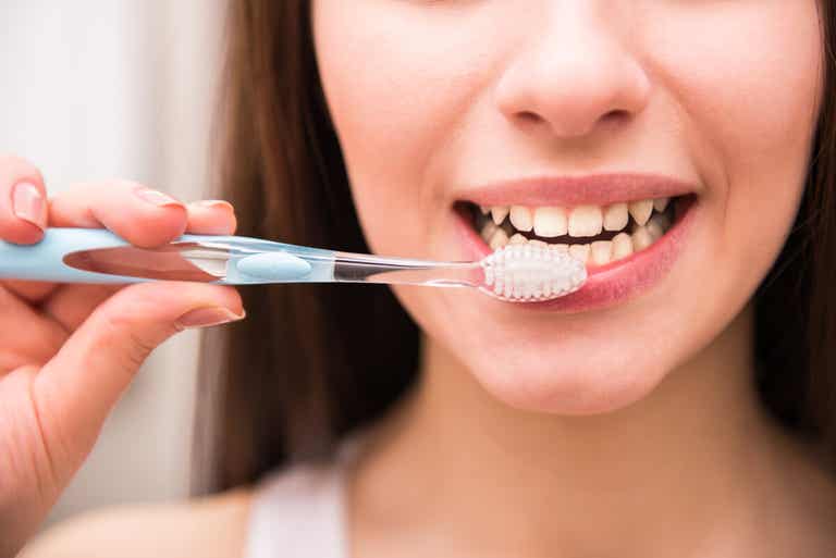 Mujer cepilla sus dientes por padecer xerostom�a.