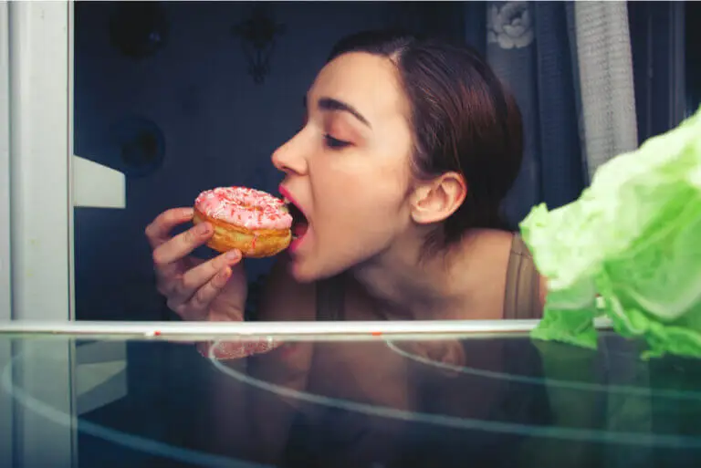 ¿Qué le pasa al cuerpo si comes a deshoras?