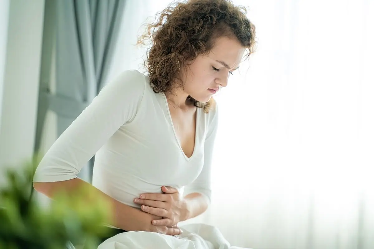 Mujer con dolor menstrual.