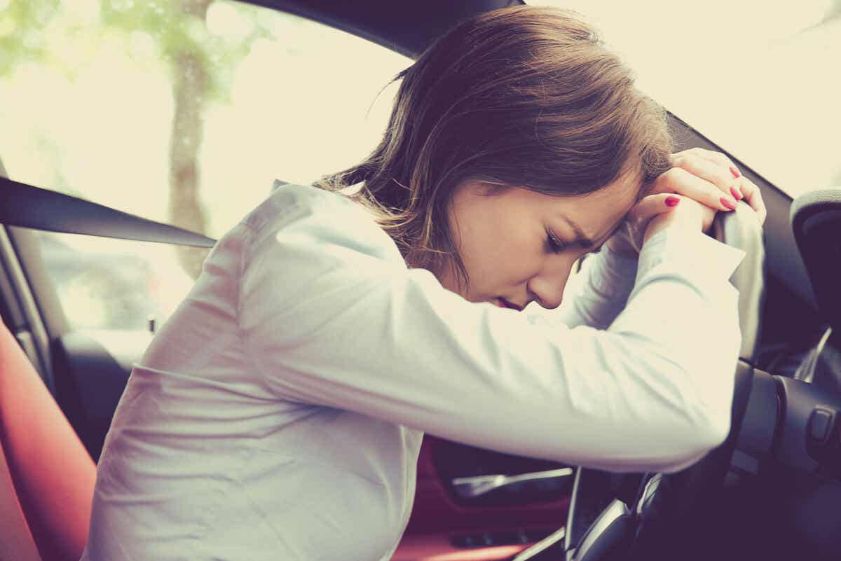 Mujer estresada en el vehículo.