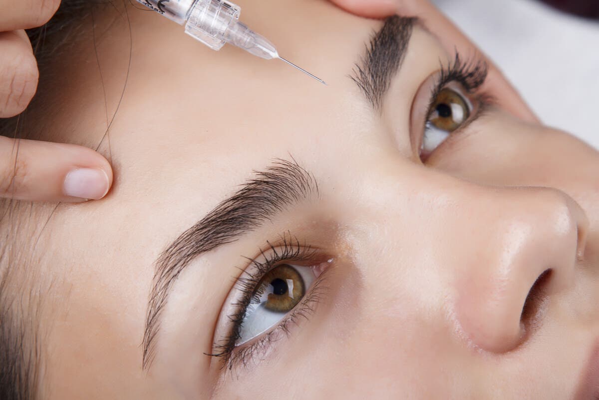 Tratamiento inyectable de belleza en rostro.
