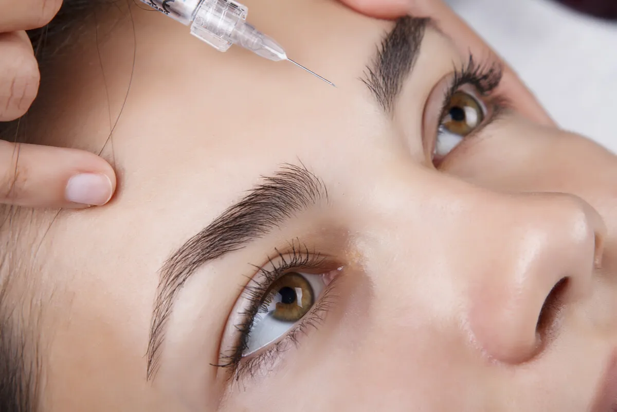 Tratamiento inyectable de belleza en rostro.