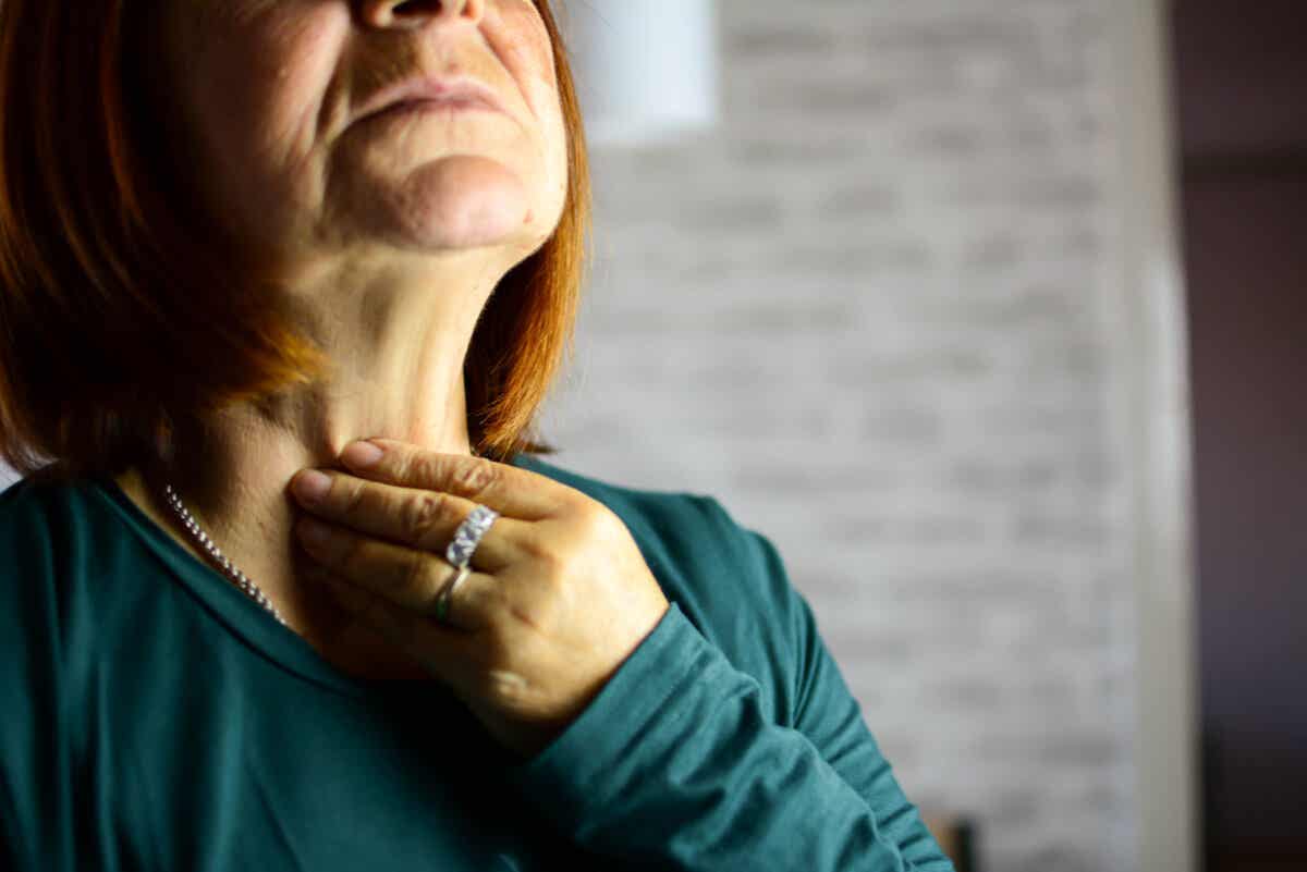 Mujer con dolor de garganta por laringitis.