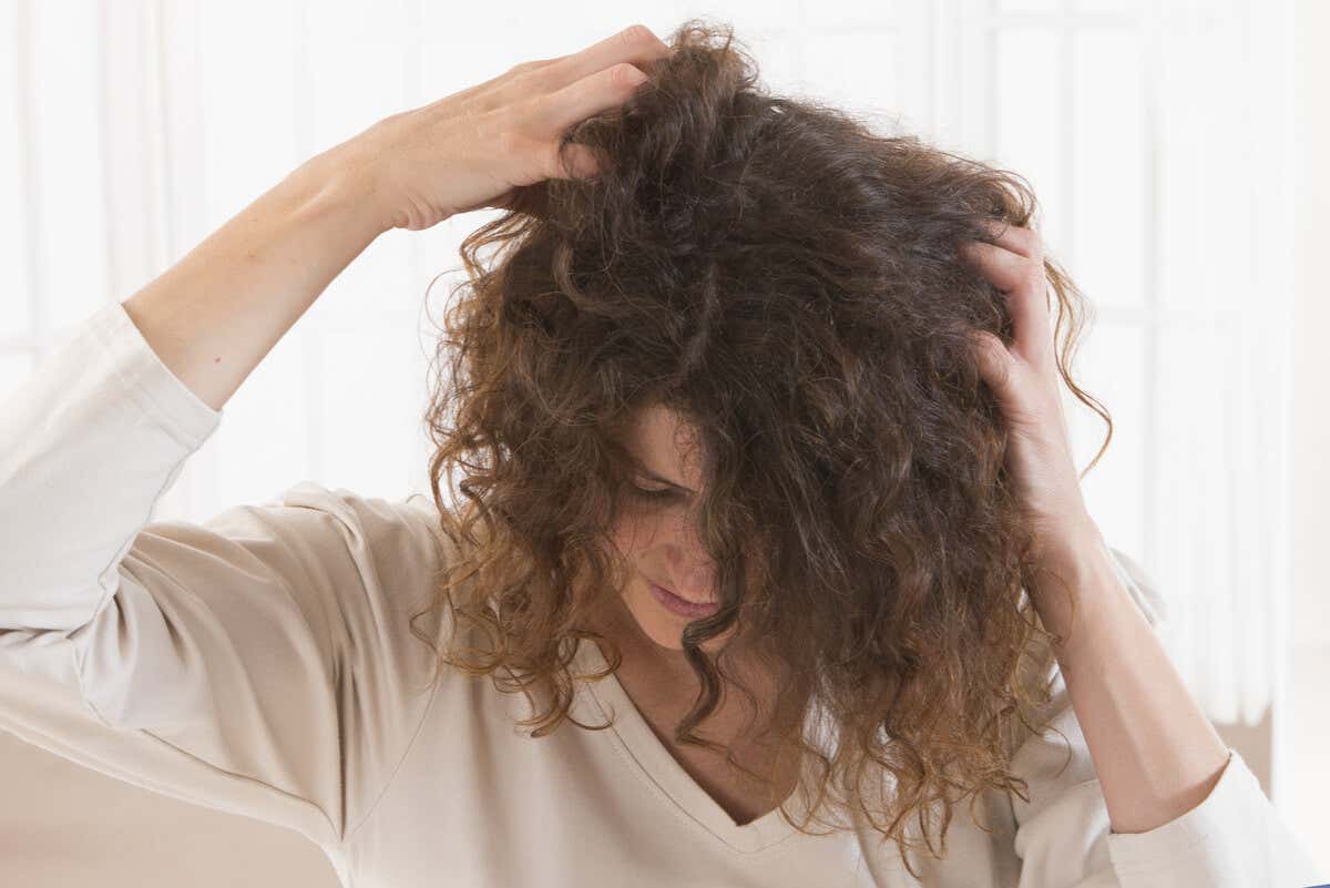 Masajes del cuero cabelludo para evitar la pérdida de cabello en la lactancia.
