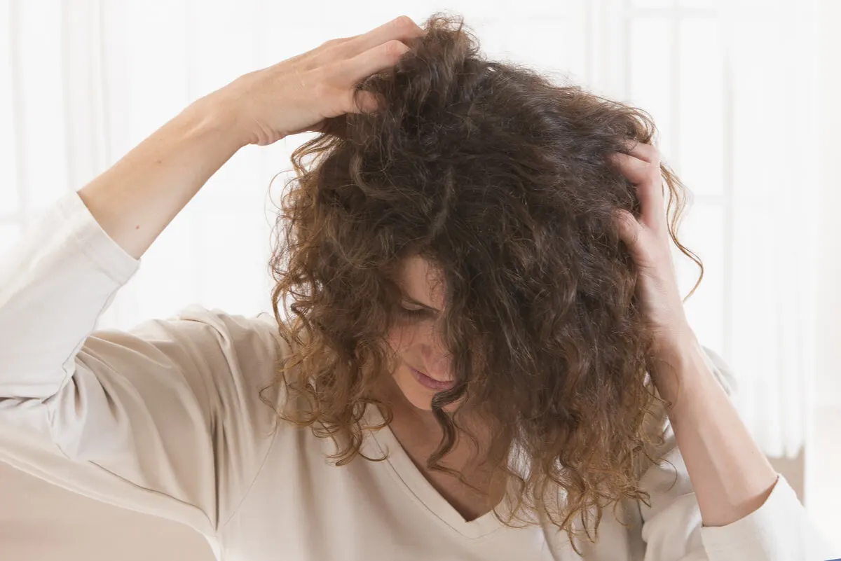 Massagens no couro cabeludo para evitar a queda de cabelo na lactação.