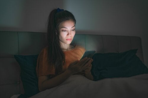 ¿Cómo afecta la luz del móvil a la piel?