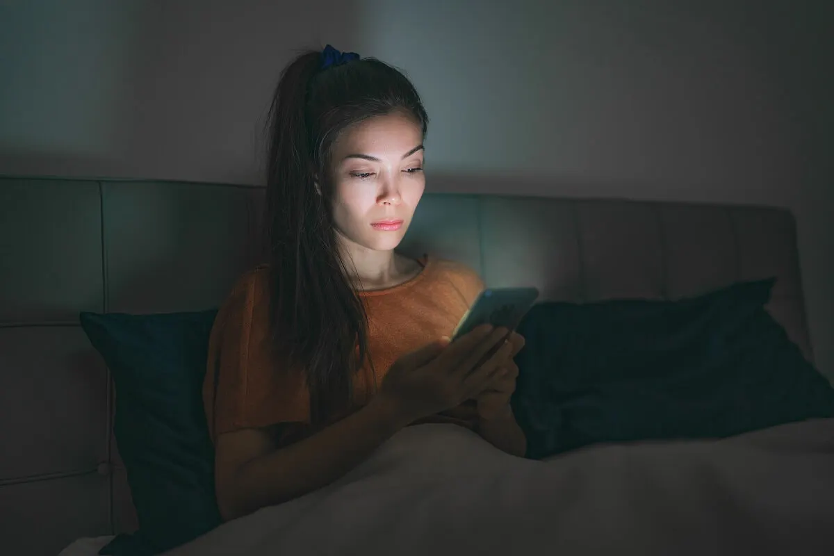 ¿Cómo afecta la luz del móvil a la piel?