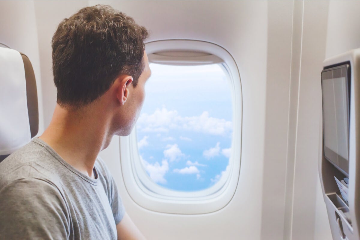 Asiento de ventanilla en un avión.