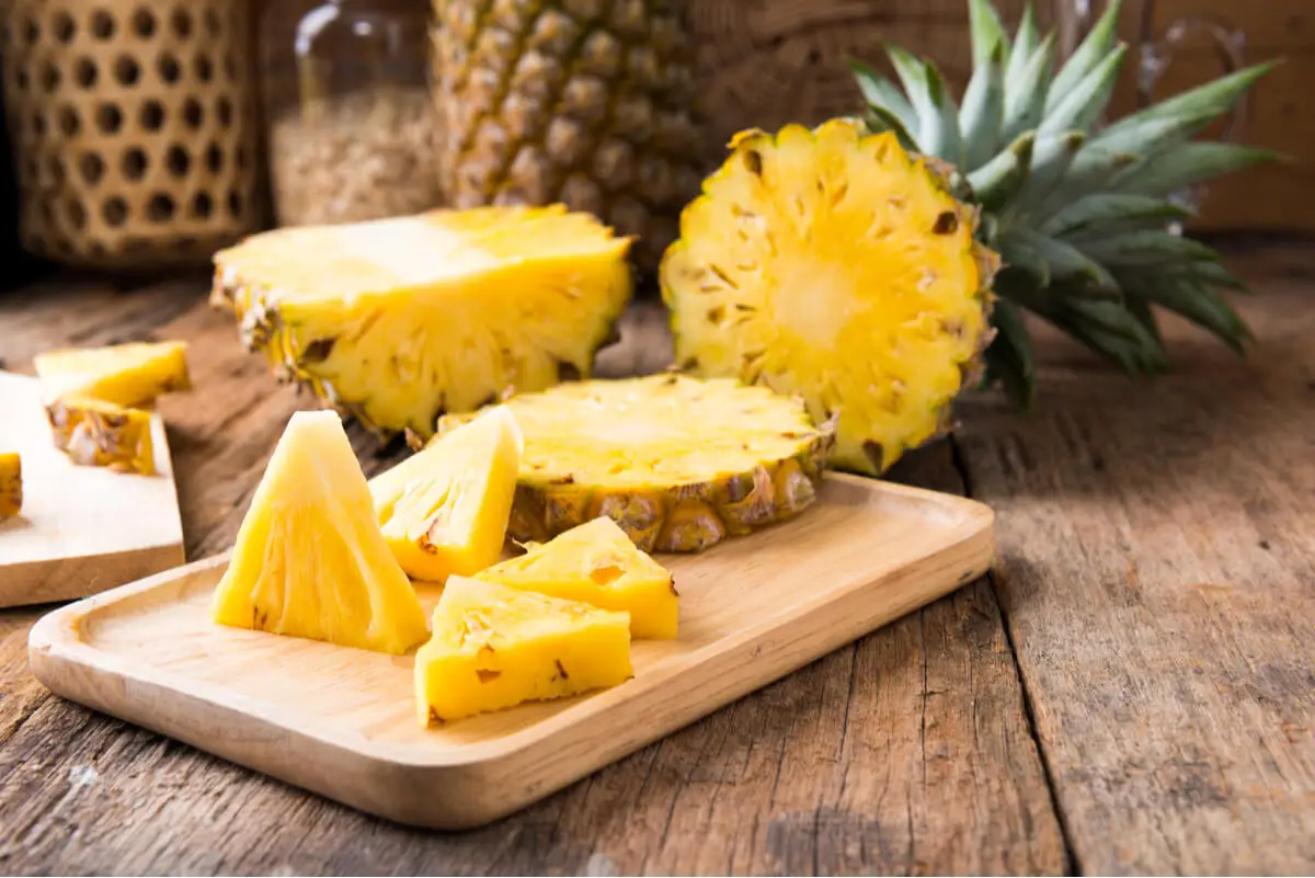 Fruta piña cortada en una tabla.