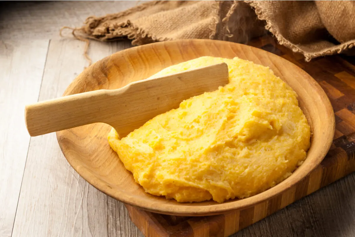 Prato de polenta para preparar receitas vegetarianas.