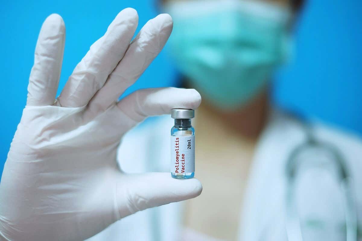 ¿Quiénes se deben colocar la vacuna contra la poliomielitis?