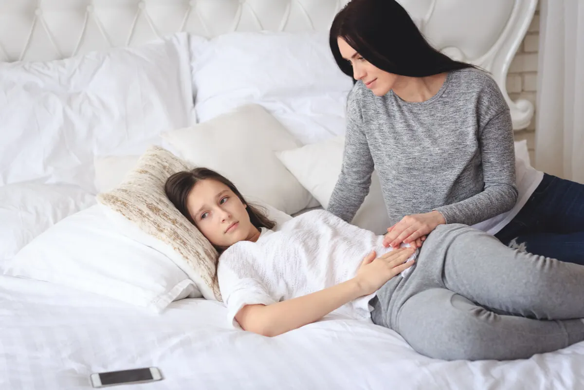 Adolescente con primera menstruación.