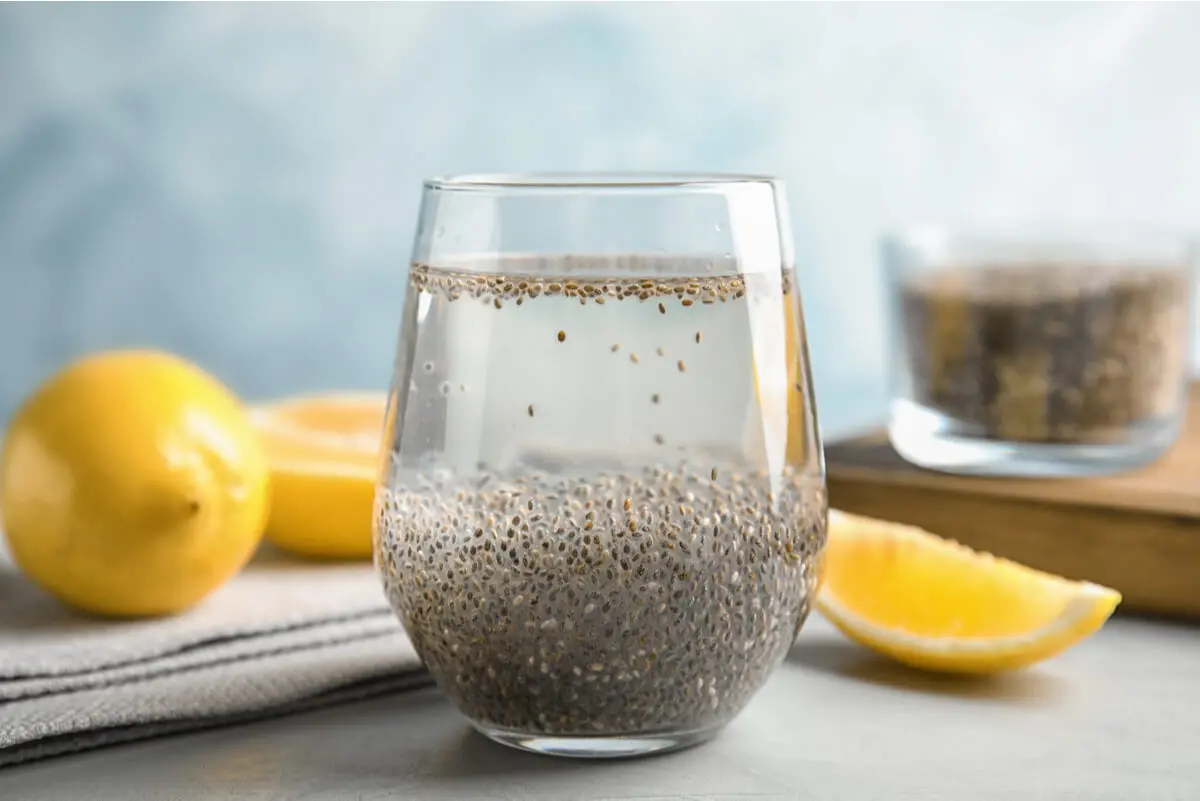 Vaso con agua de chía.
