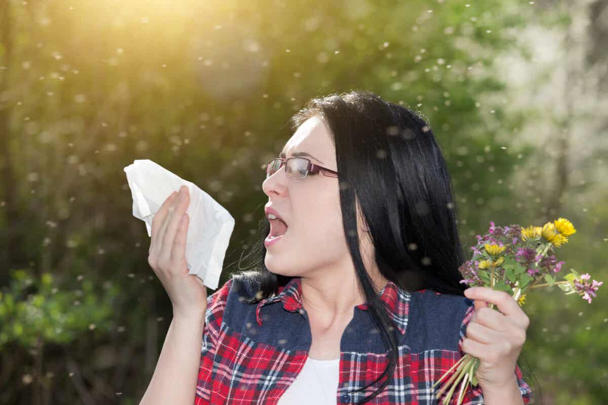 Alergia estacional con rinitis en mujer.