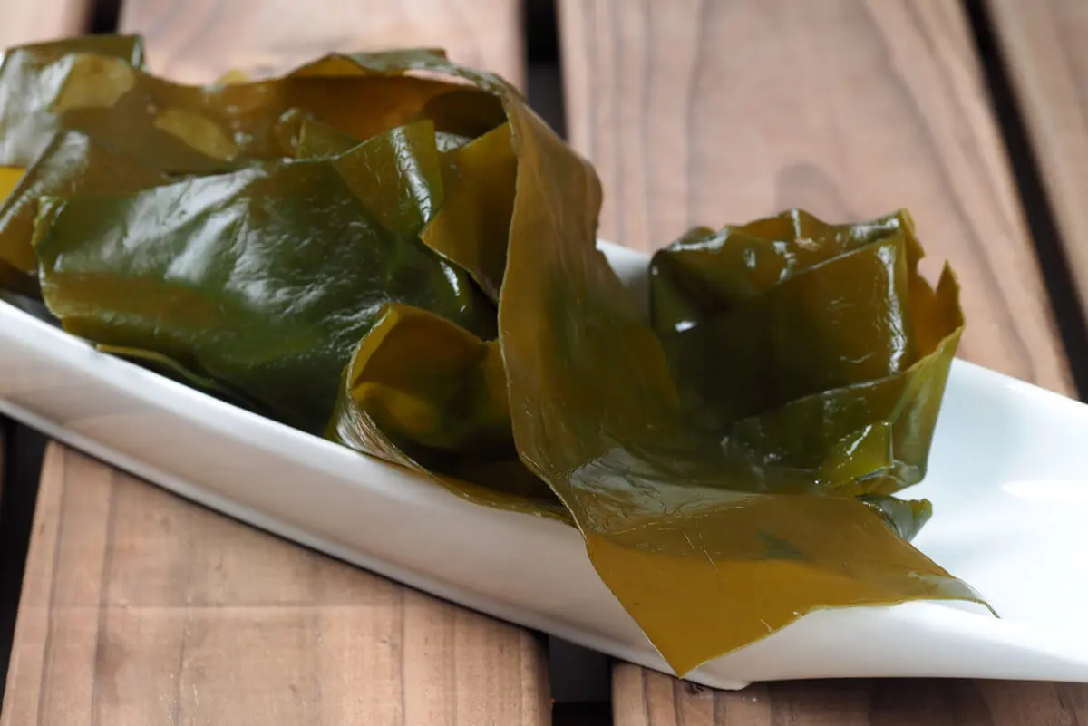 Alga kombu en plato.