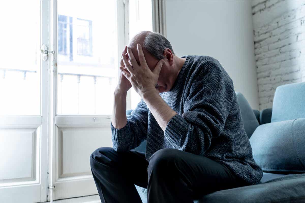Anciano con depresión que padece síndrome de Diógenes.