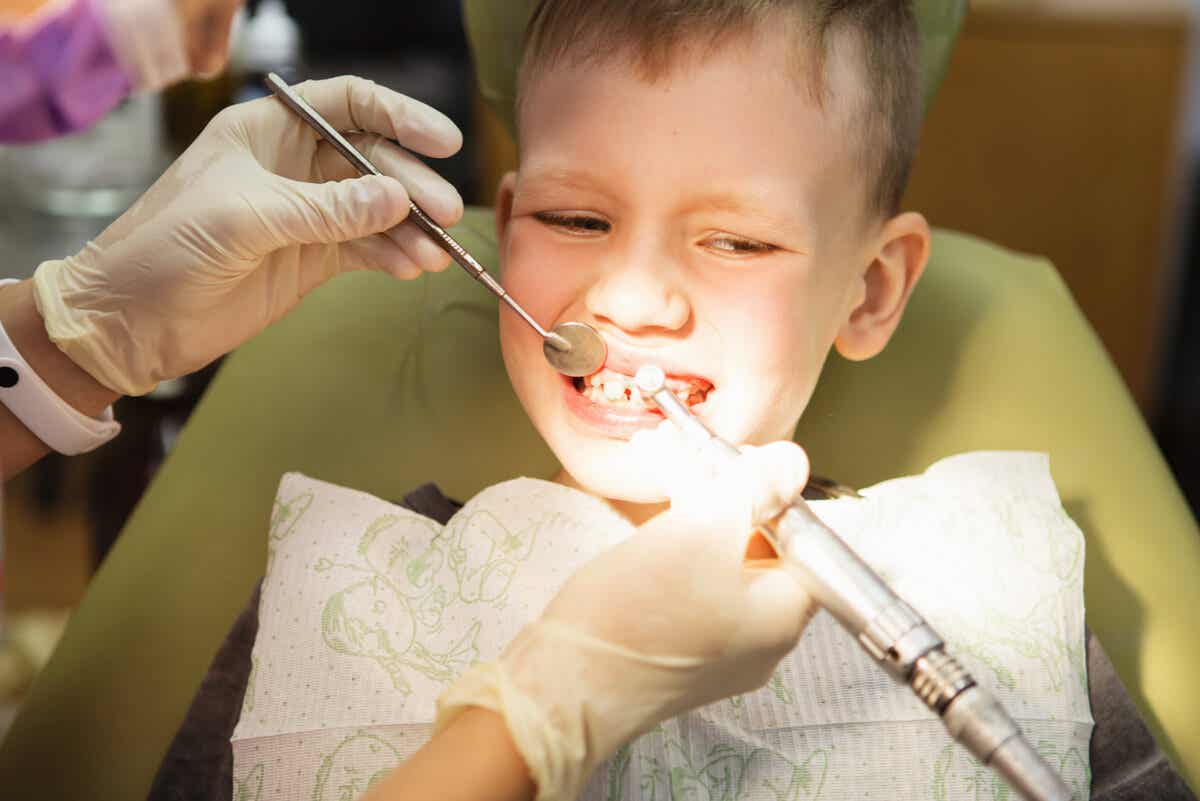 Consulta de odontología por rotura de diente en un niño.