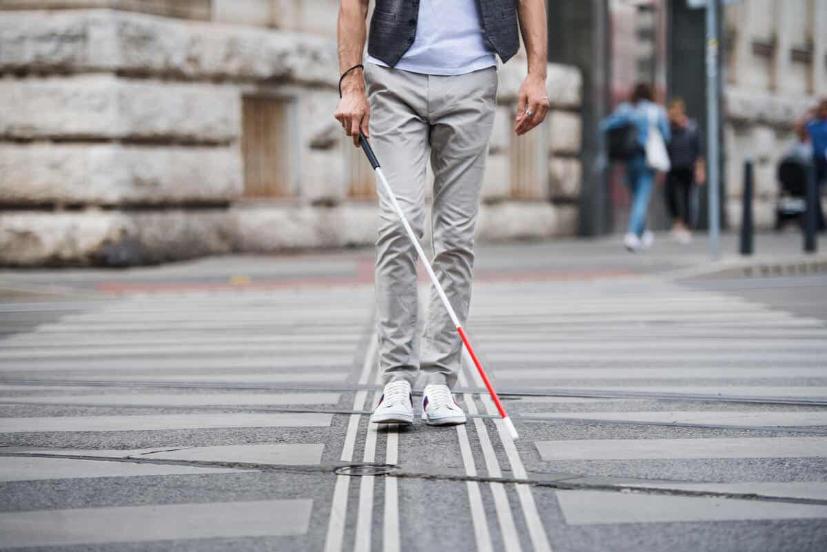 Hombre ciego en la calle.
