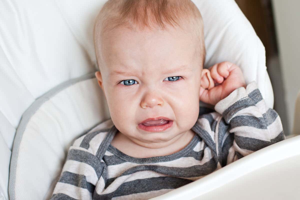 Niño con dolor de oídos.