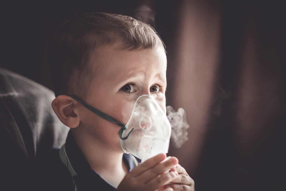 Oxígeno y nebulización para un niño.