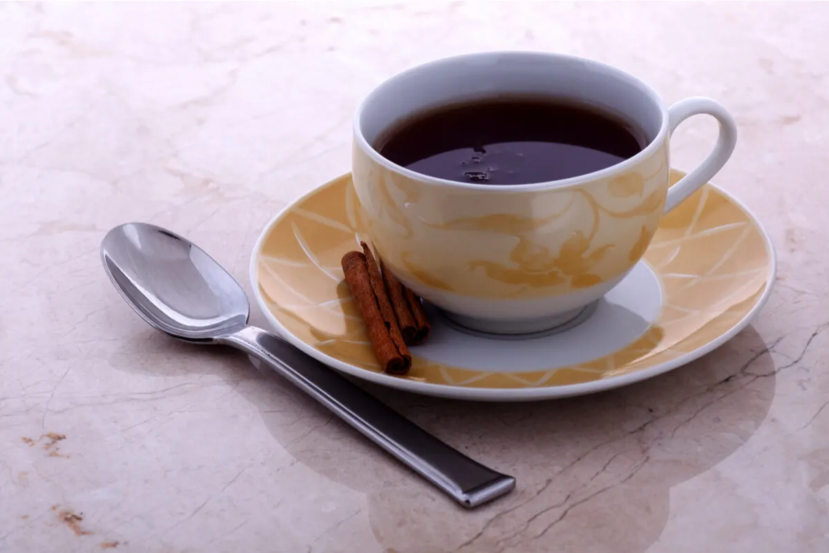 Canela preparada como um chá.