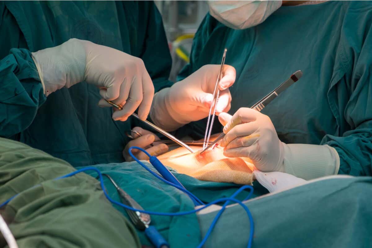 Cirugía que emplea suturas quirúrgicas.