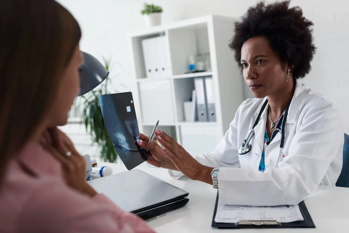 Médica muestra una mamografía.