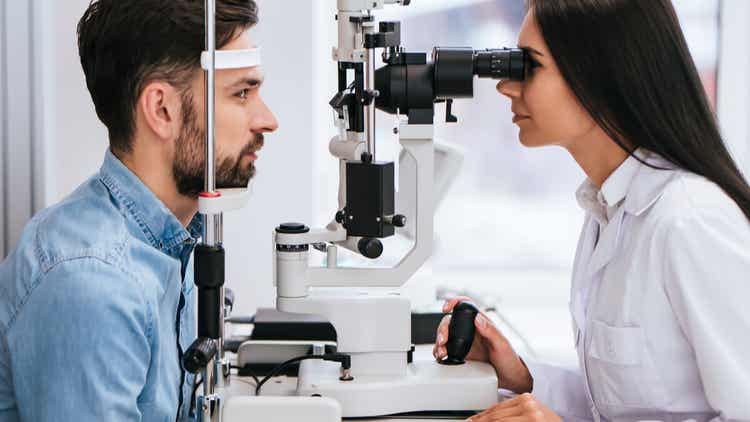Diferencias entre un oftalmólogo y un optometrista - Mejor con Salud