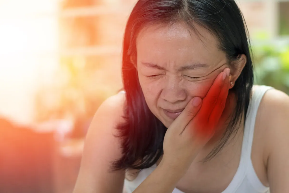 Mujer con neuralgia del trigémino.