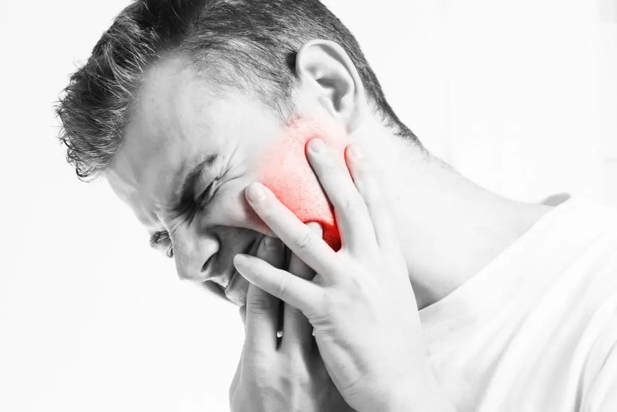 Dolor por luxación mandibular.
