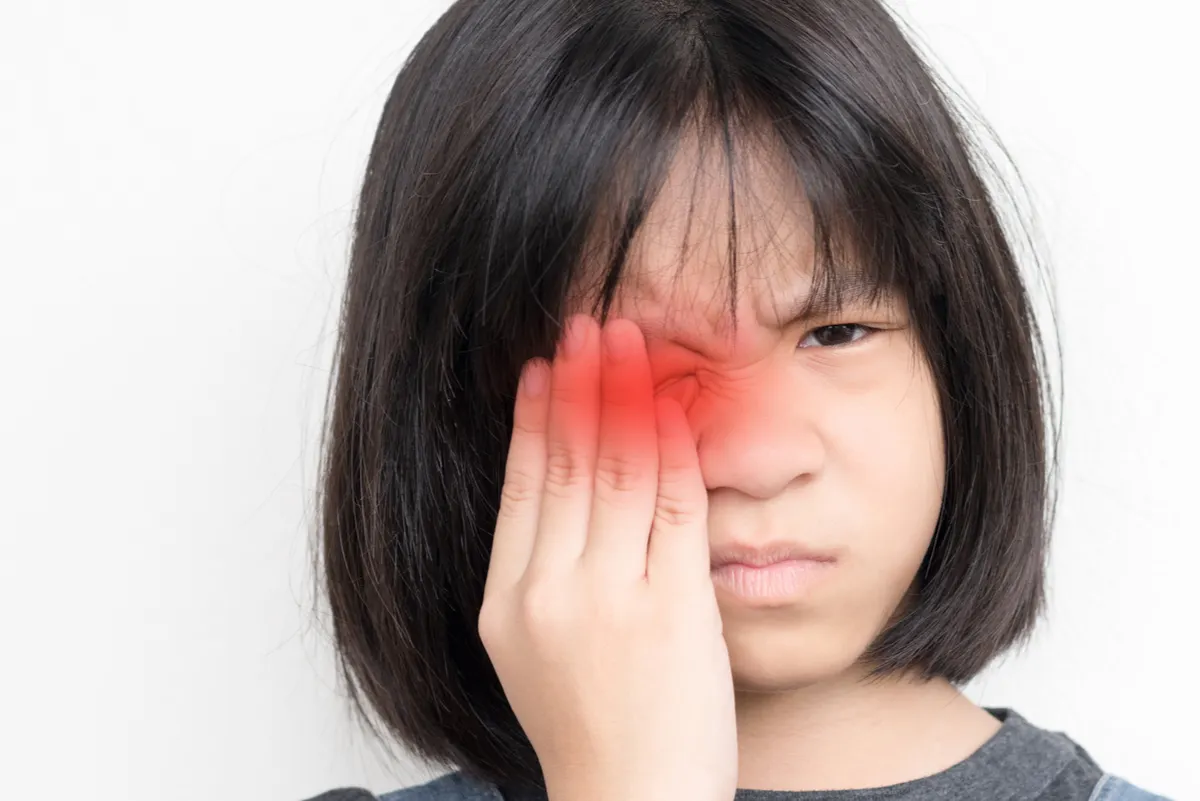 Dolor en el ojo en una niña.