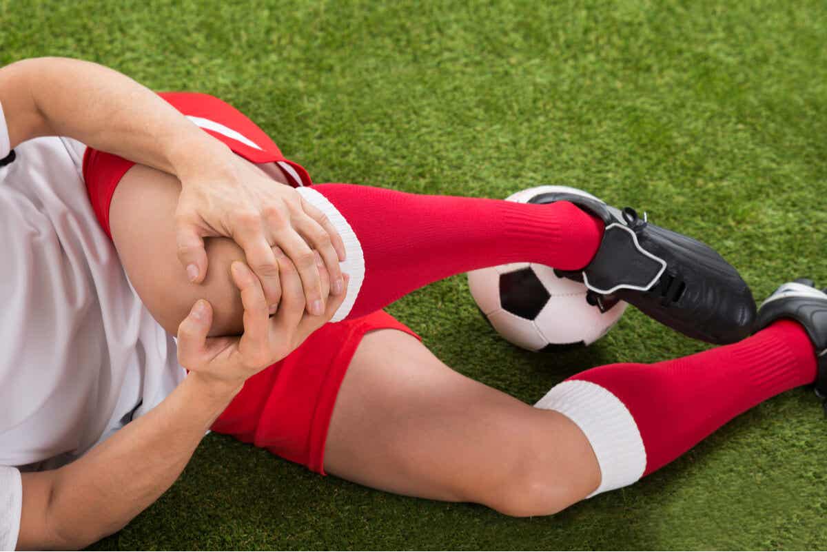 Dolor de rodilla en un futbolista con síndrome de la banda iliotibial.